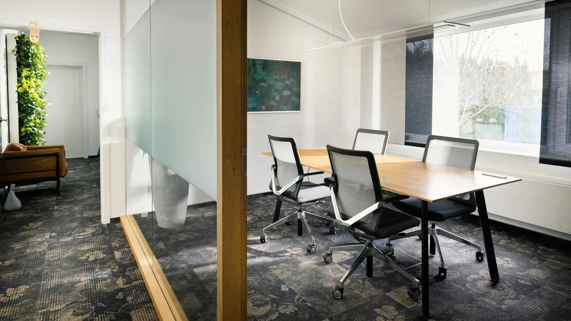 Moderner Flur mit Glaswänden im Büro