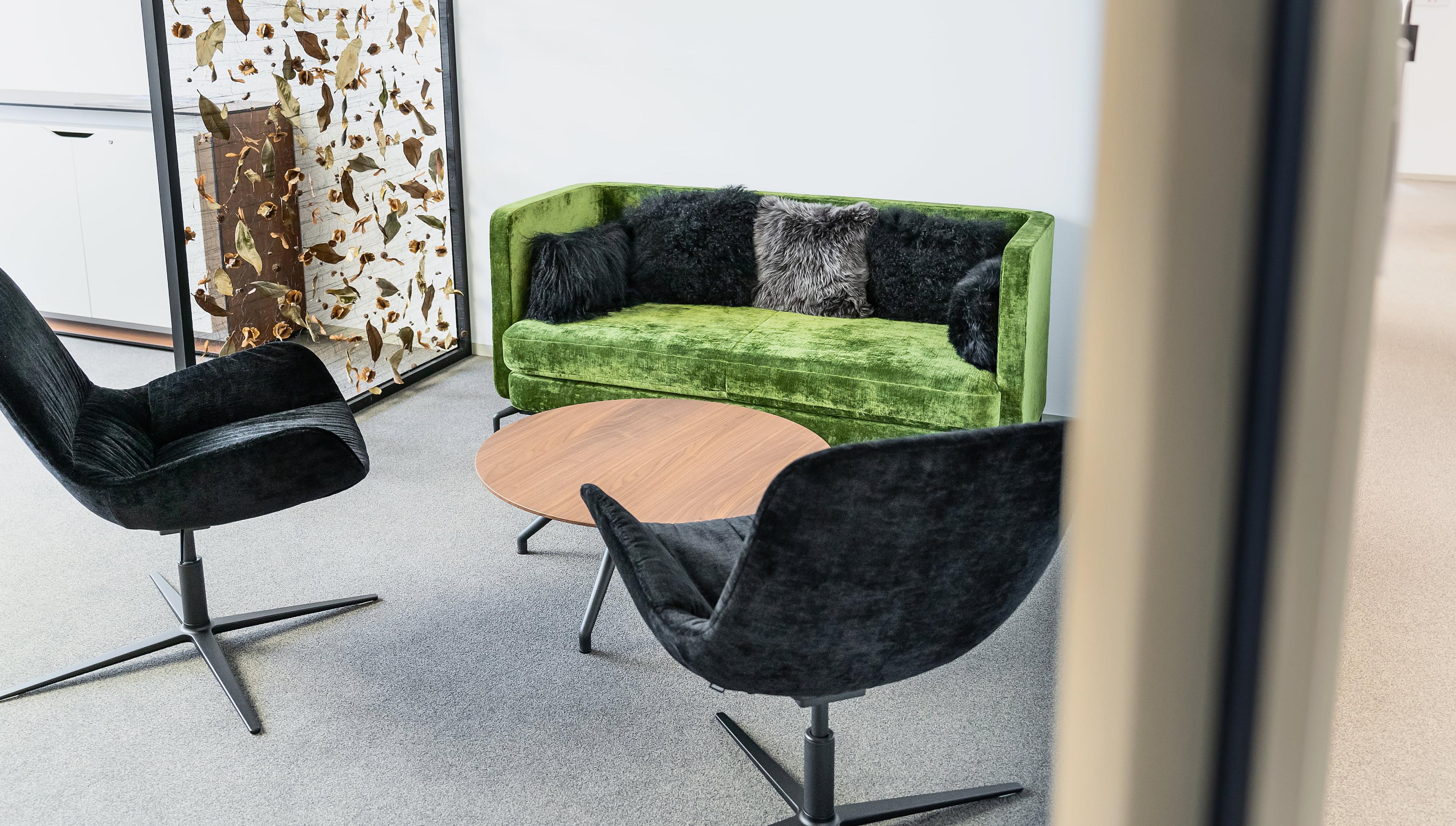 Ein Raum mit einem Sofa und Drehstühlen