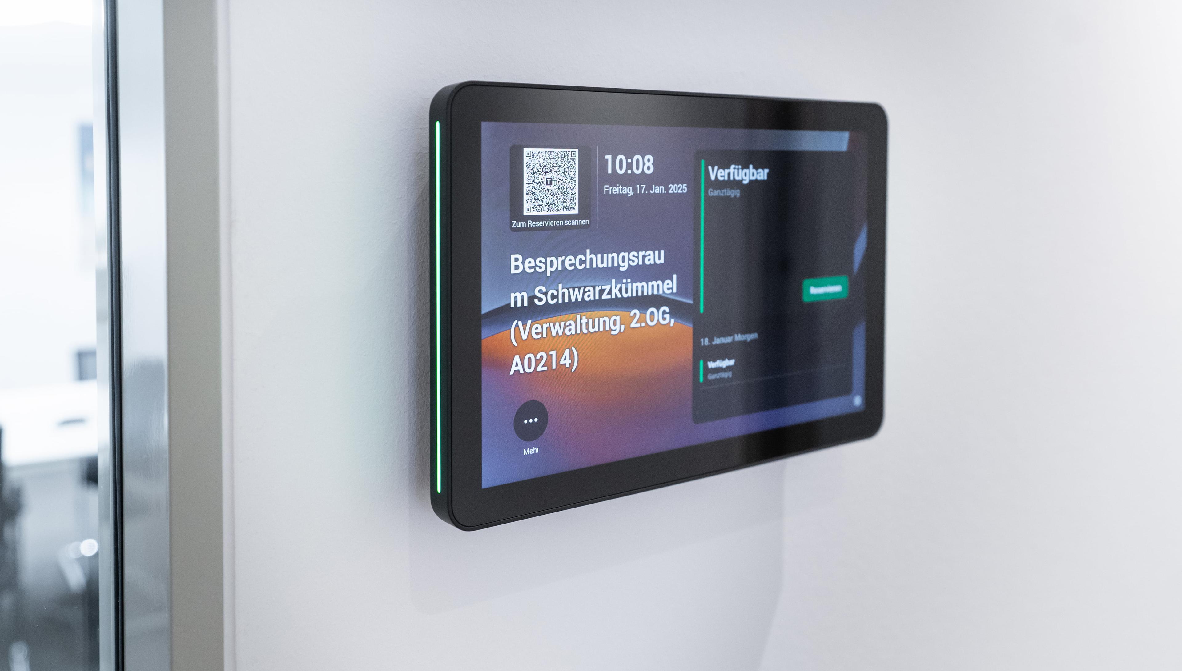 Ein Tablet mit Steuerung an einer Wand.