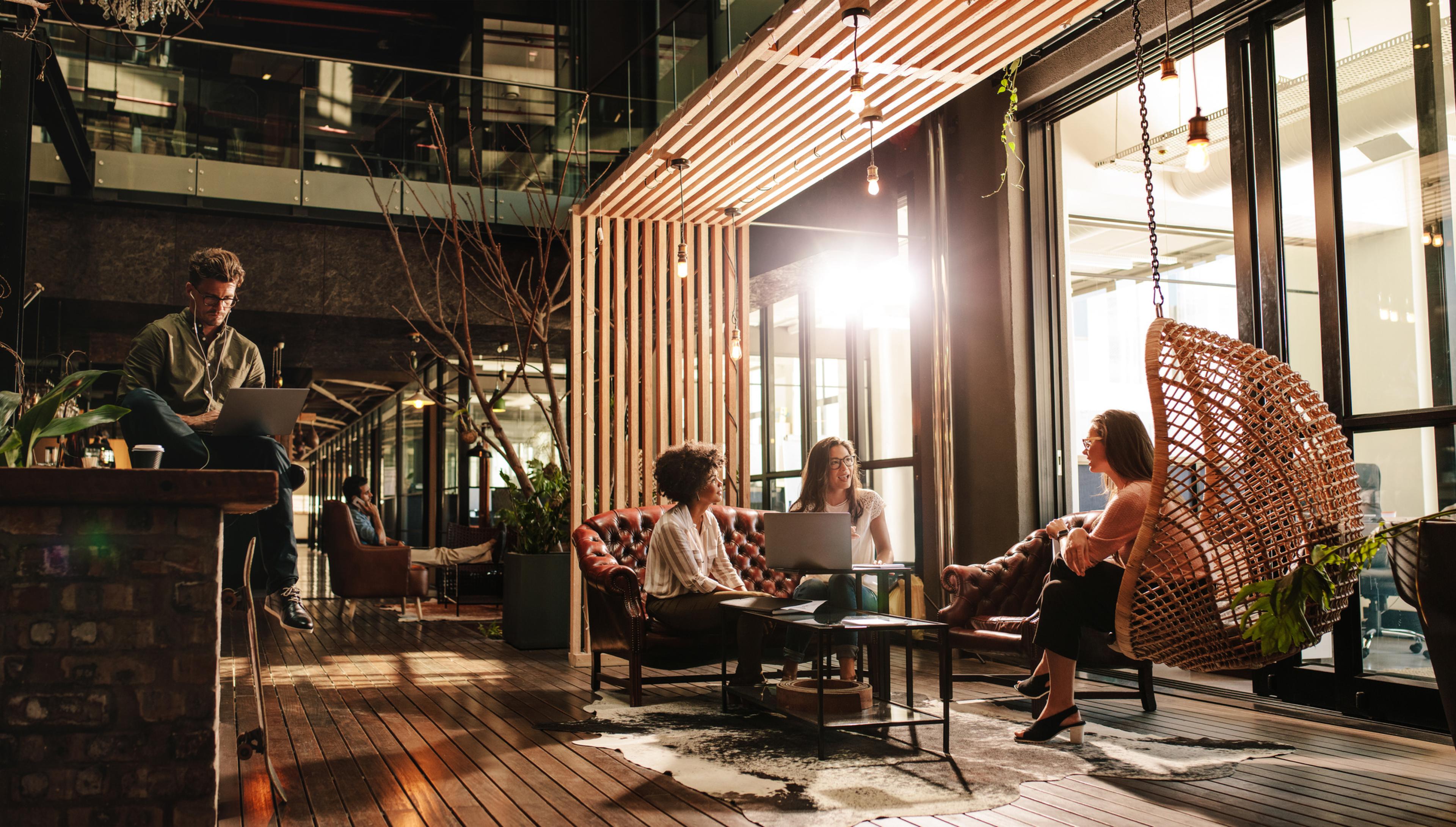 Moderne Arbeitsumgebung mit Mitarbeitern in einem offenen, kreativen Büro