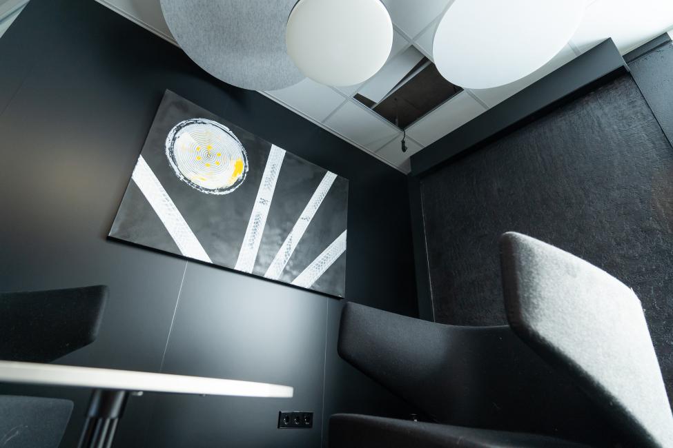 Eine schwarze Wand, die eine minimalistische und moderne Atmosphäre vermittelt.