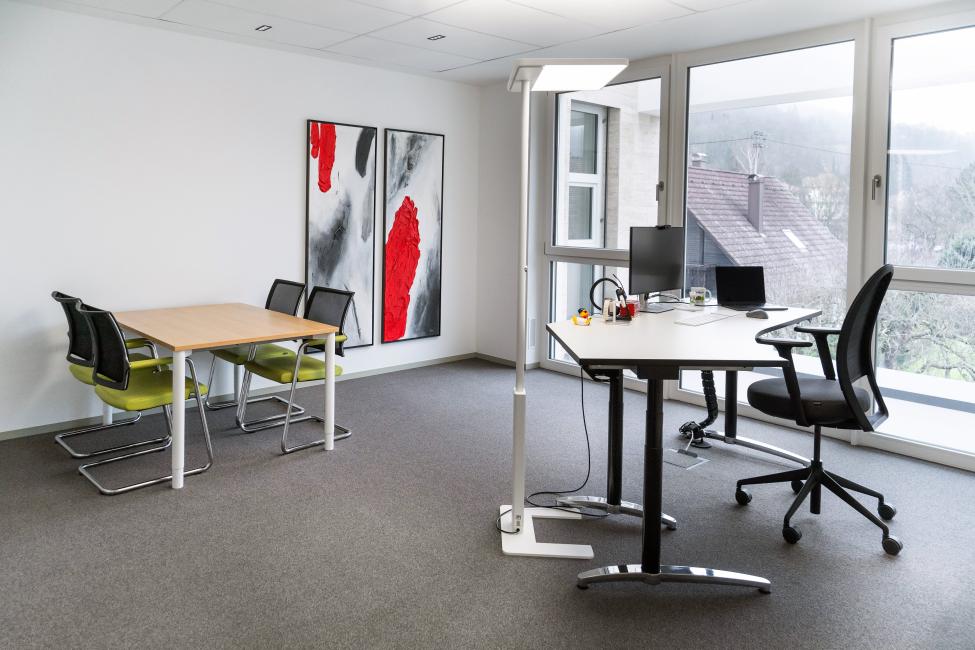Ein Büro mit einem Tisch und Stühlen